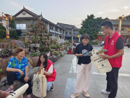 峨山县防震减灾局开展夜间防震减灾科普知识宣传.jpg