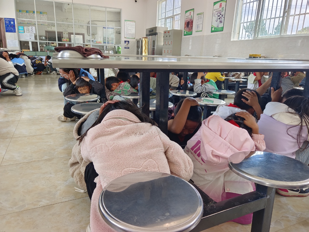 图2 亚尼完小食堂疏散演练.jpg