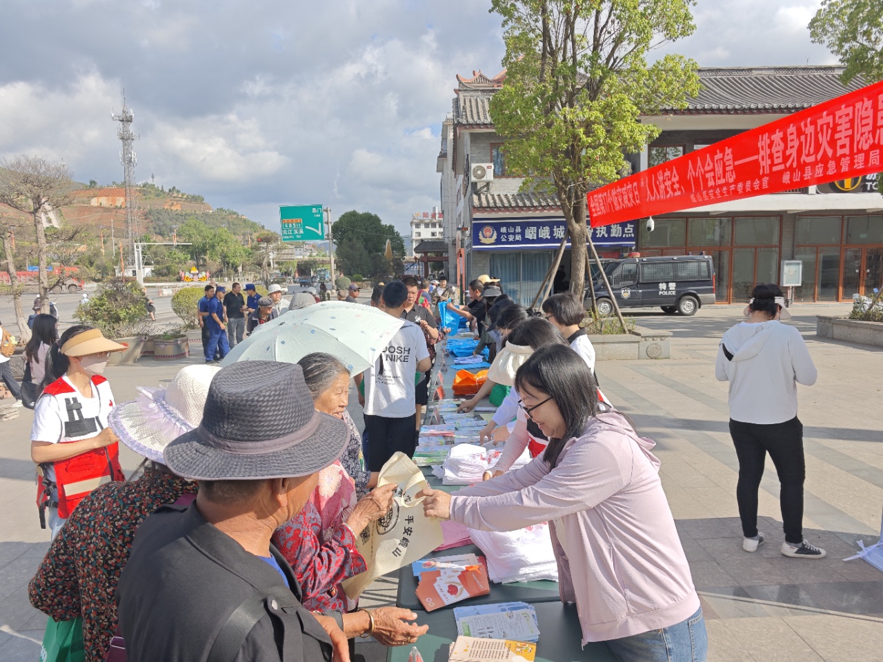 图6 嶍峨城门广场集中宣传.jpg